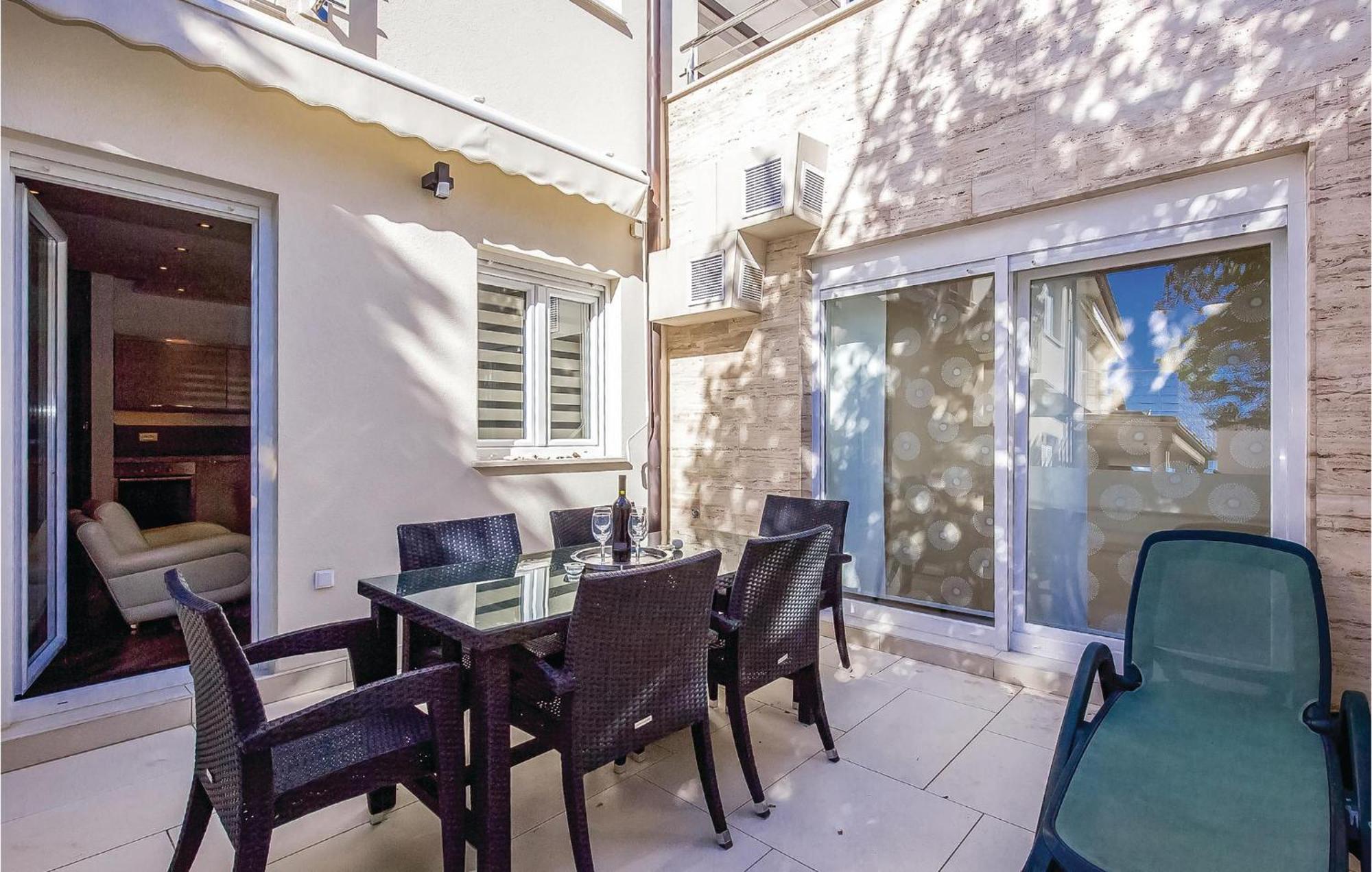 2 Bedroom Lovely Apartment In Crikvenica Dış mekan fotoğraf